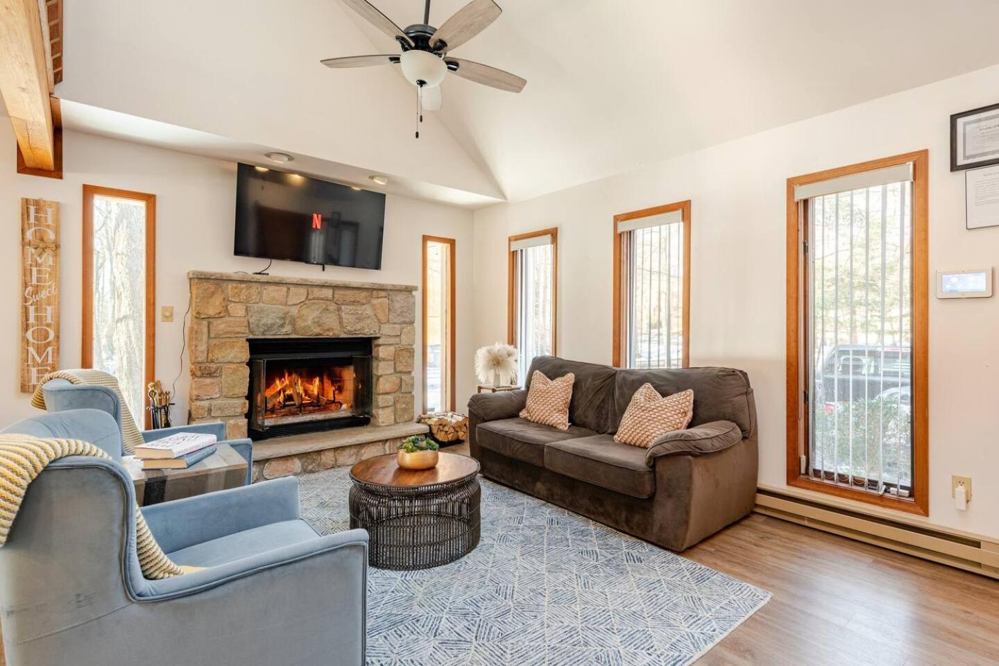 Cozy Cabin At Poconos With Hot Tub And Fire Pit East Stroudsburg Zewnętrze zdjęcie